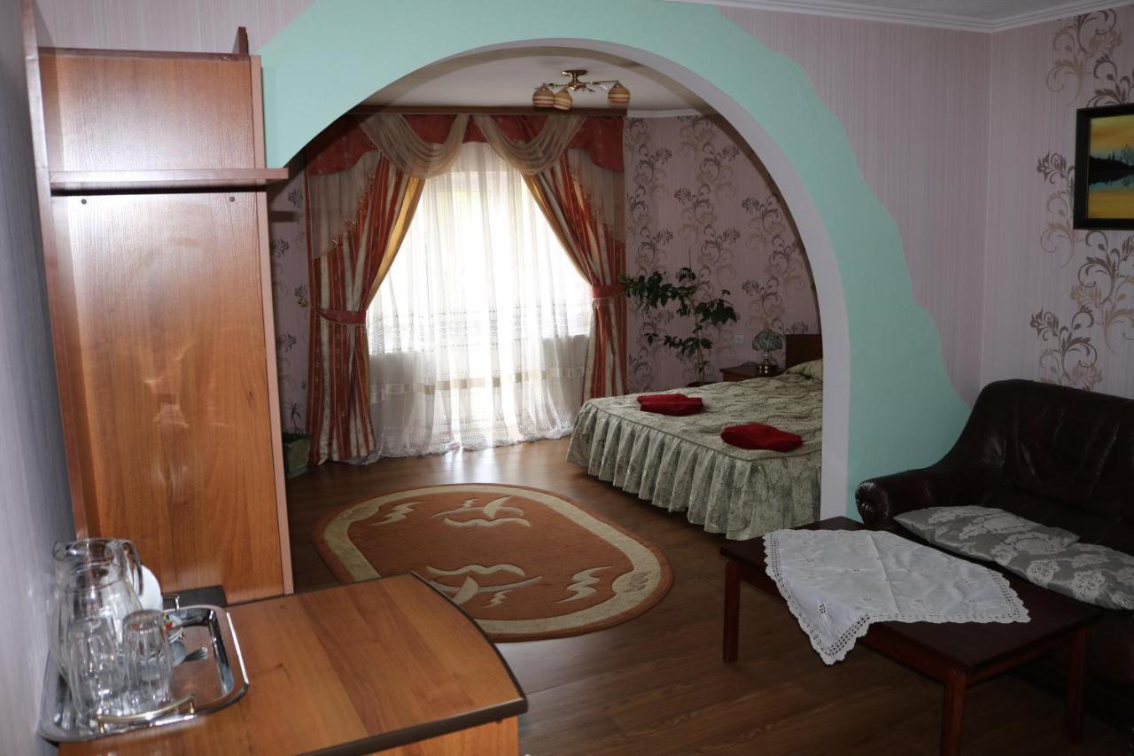 Готель ***Феєрія Tyachiv エクステリア 写真